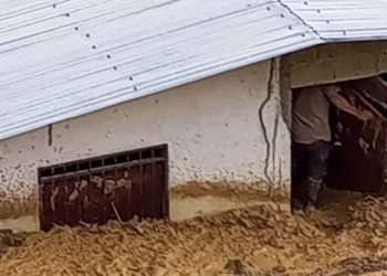 Rotura de tubo matriz inunda vivienda en La Hoyada, vía Laguna de Los Cedros