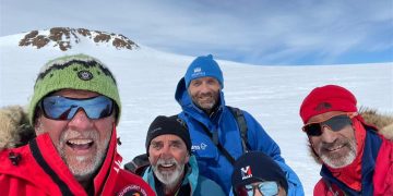 SOS Arctic 2022 descubre una montaña en el interior del hielo de Groenlandia