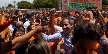 Guaidó es recibido en el Zulia entre vítores e insultos