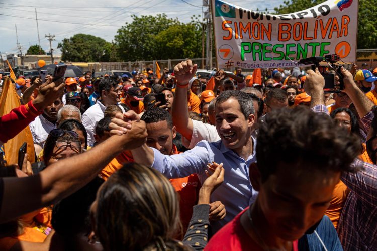 El líder opositor venezolano Juan Guaidó saluda hoy a sus seguidores durante una concentración opositora en Maracaibo, estado Zulia (Venezuela). EFE/ Henry Chirinos