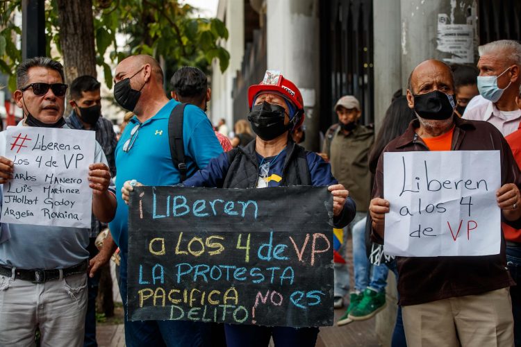 Varias personas protestan para exigir la liberación de cuatro miembros del partido Voluntad Popular, hoy, en las inmediaciones del Palacio de Justicia, en Caracas (Venezuela). EFE/ Miguel Gutiérrez