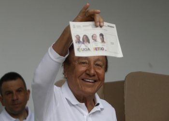 El candidato colombiano Rodolfo Hernández vota y se mantiene en silencio