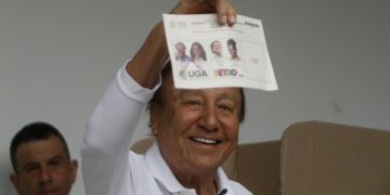 El candidato colombiano Rodolfo Hernández vota y se mantiene en silencio