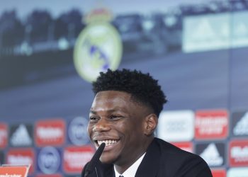 Tchouaméni firma su contrato y posa con el 18 que deja libre Gareth Bale