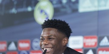 Tchouaméni firma su contrato y posa con el 18 que deja libre Gareth Bale