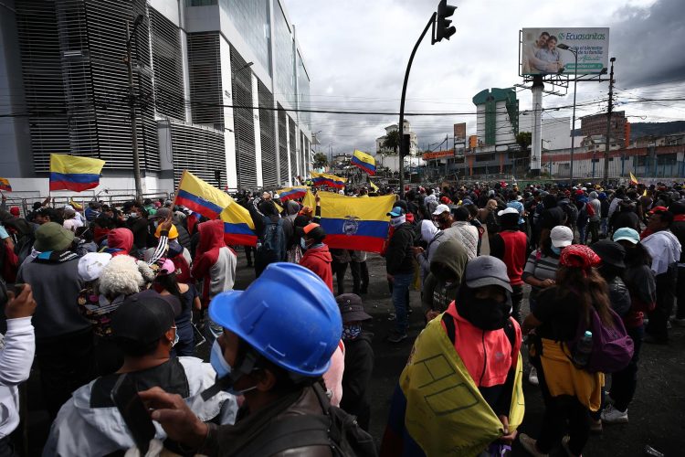 Manifestantes marchan en el día trece de las manifestaciones antigubernamentales, en Quito (Ecuador), este 25 de junio de 2022. EFE/José Jácome