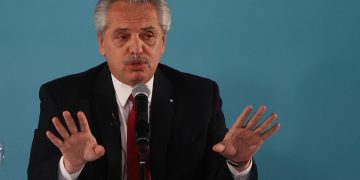 Fernández dice que el Gobierno argentino «actuó rápidamente» con el avión retenido