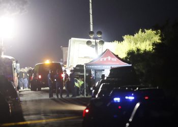 Traficantes usaron un «clon» de un camión legal en tragedia de migrantes en Texas