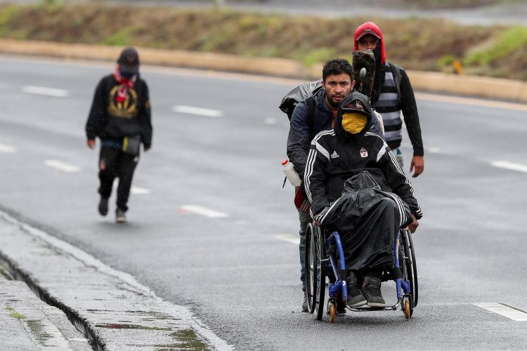 Fotografía de archivo de ciudadanos venezolanos mientras transitan por una carretera cercana a Quito (Ecuador). EFE/José Jácome