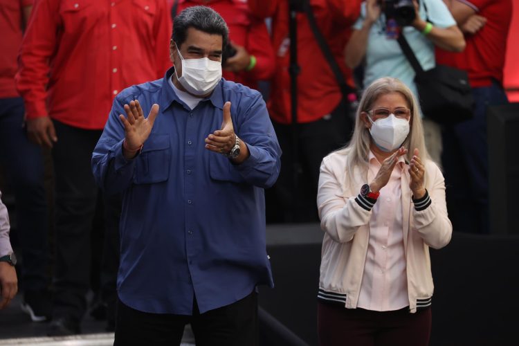 El presidente de Venezuela, Nicolás Maduro (i), junto a su esposa, Cilia Flores, en una fotografía de archivo. EFE/Miguel Gutiérrez