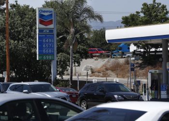 El precio de la gasolina en EE.UU. llega a cinco dólares por galón, lo nunca visto