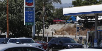 El precio de la gasolina en EE.UU. llega a cinco dólares por galón, lo nunca visto