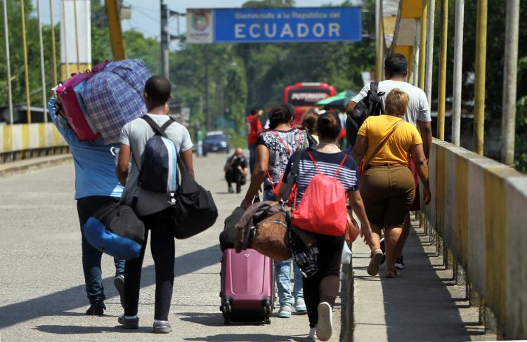 Fotografía de archivo que muestra a una familia venezolana mientras trata de cruzar el paso fronterizo de San Miguel (Ecuador). EFE/Ernesto Guzmán