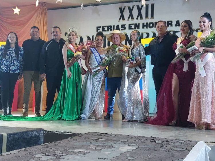 Alcalde Yohanthi Domínguez con invitados especiales y reinas