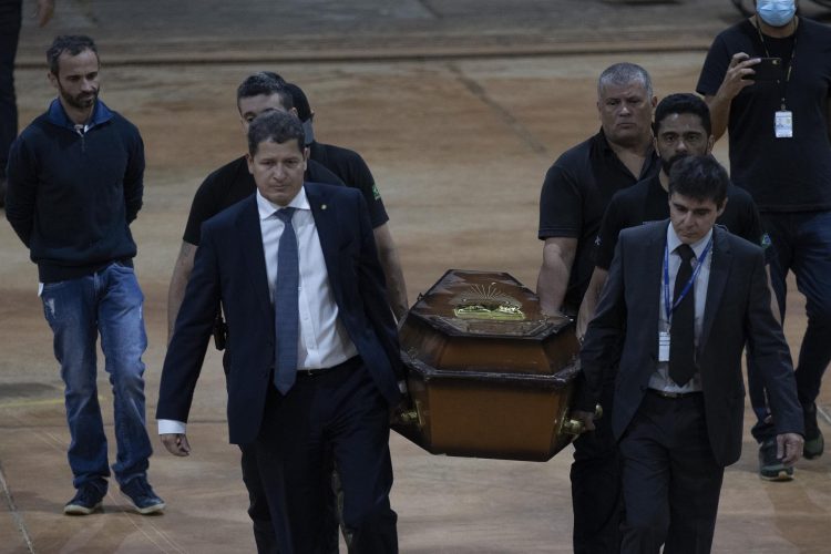 Autoridades reciben los cuerpos hallados en un remota región de la Amazonía donde desaparecieron el periodista británico Dom Phillips y el indigenista brasileño Bruno Araújo, este 16 de junio de 2022. EFE/ Joédson Alves