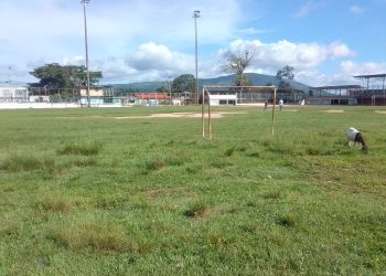 Torres de alumbrado del campo deportivo “Enrique Pineda” son un riesgo para la comunidad
