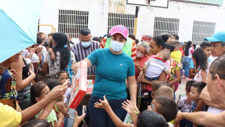 Alcaldesa Angie Quintana  compartió con los niños de la Marchantica.