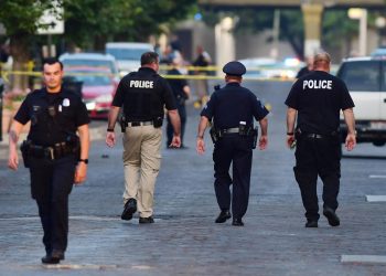 Al menos seis muertos y docenas de heridos en un tiroteo en un desfile en EE.UU.