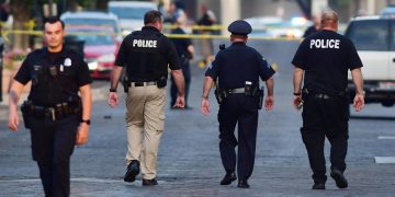 Al menos seis muertos y docenas de heridos en un tiroteo en un desfile en EE.UU.