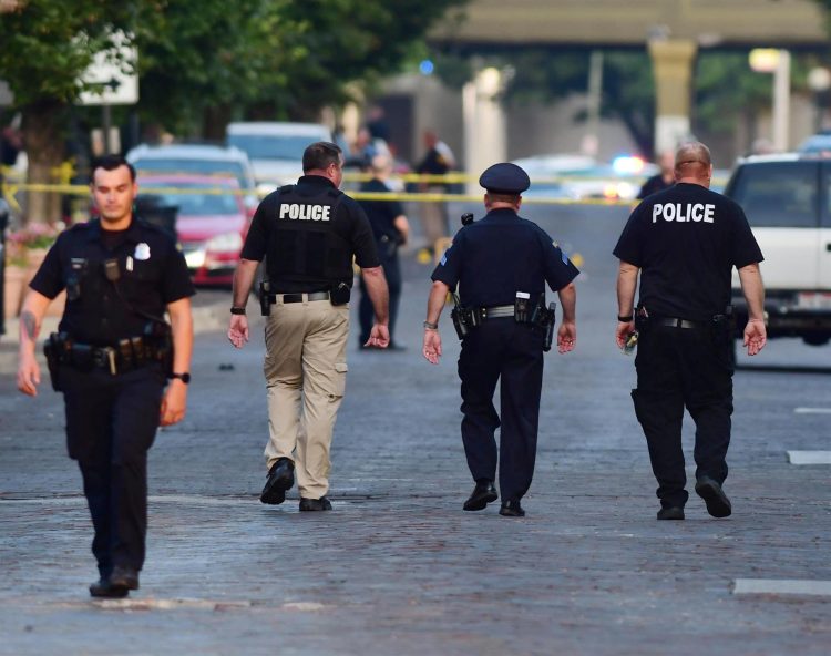 Policías atienden la emergencia generada por un tiroteo en EE.UU., en una fotografía de archivo. EFE/Tom Russo