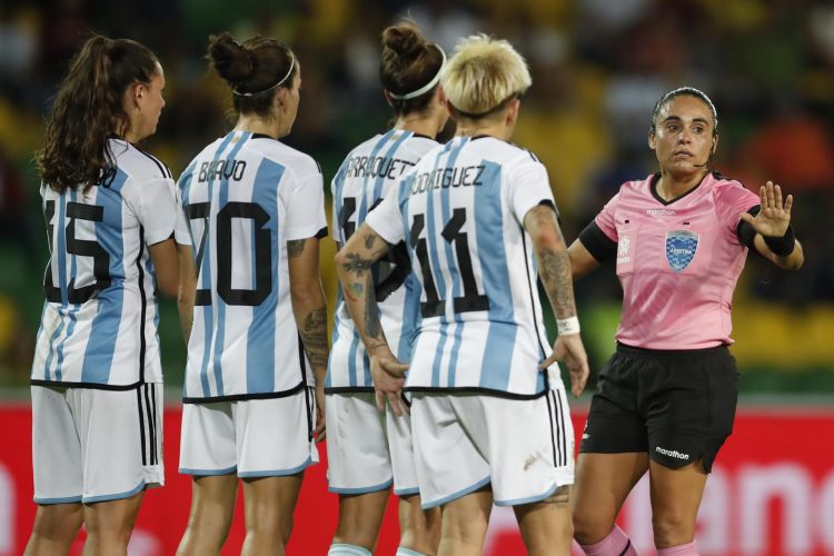 Jugadoras de Argentina en un partido del grupo B de la Copa América Femenina en el estadio Centenario en Armenia (Colombia), en una fotografía de archivo. EFE/Ernesto Guzmán Jr.