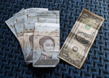 La moneda de Venezuela se devalúa un 17 % frente al dólar en el primer semestre