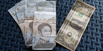 La moneda de Venezuela se devalúa un 17 % frente al dólar en el primer semestre