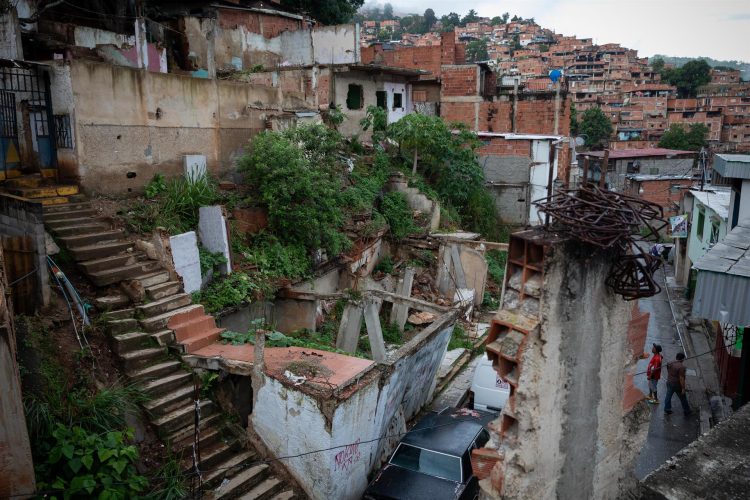 Vista de viviendas caídas y abandonadas, el 29 de junio de 2022, en un barrio de Petare en Caracas (Venezuela). EFE/Rayner Peña R.