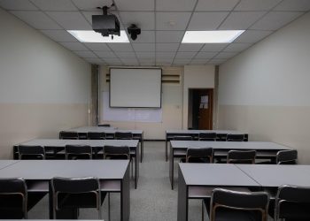 Docentes cuestionan el sesgo político del plan para reparar escuelas en Venezuela
