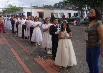 En el día de la Virgen del Carmen: Cuarenta y cinco niños recibieron por vez primera el pan eucarístico