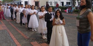 En el día de la Virgen del Carmen: Cuarenta y cinco niños recibieron por vez primera el pan eucarístico