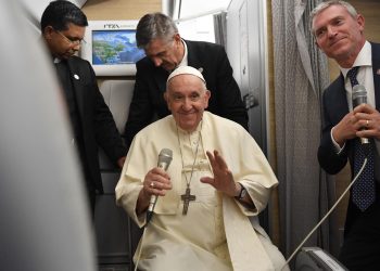 El papa deja puerta abierta a la renuncia y dice que no sería una catástrofe