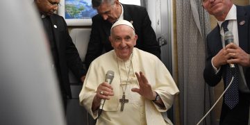 El papa deja puerta abierta a la renuncia y dice que no sería una catástrofe