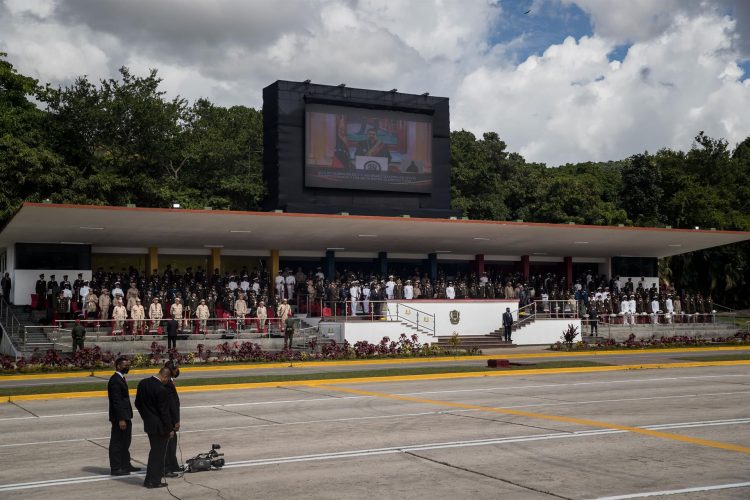 El presidente de Venezuela, Nicolás Maduro (arriba-pantalla), brinda un mensaje ante los miembros de las Fuerzas Armadas y civiles que participan en el desfile cívico-militar para conmemorar los 211 años de la Firma del Acta de la Independencia de Venezuela, hoy, en el paseo Los Próceres de Caracas (Venezuela). EFE/Miguel Gutiérrez