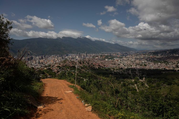 Vista de un camino utilizado por delincuentes para enfrentarse con organismos de seguridad en la parte alta del barrio Cota 905 en Caracas, en una fotografía de archivo. EFE/Rayner Peña