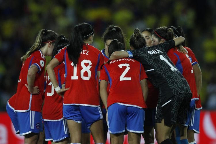 Jugadoras de Chile se abrazan, el 20 de julio de 2022,, en un partido del grupo A de la Copa América Femenina. EFE/Luis Eduardo Noriega A.