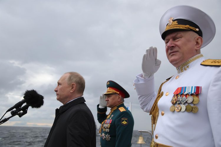 El presidente ruso, Vladimir Putin, preside en San Petesburgo un desfile naval con motivo del Día de la Armada de su país. EFE