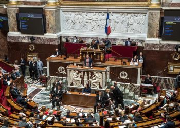 Fracasa la moción de censura contra el Gobierno francés