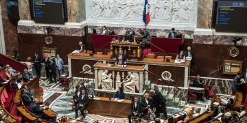 Fracasa la moción de censura contra el Gobierno francés