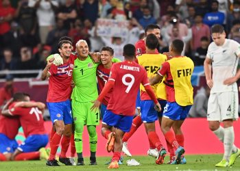 Junio deja a Costa Rica en Catar, Warriors campeón y Tevez del campo al banco