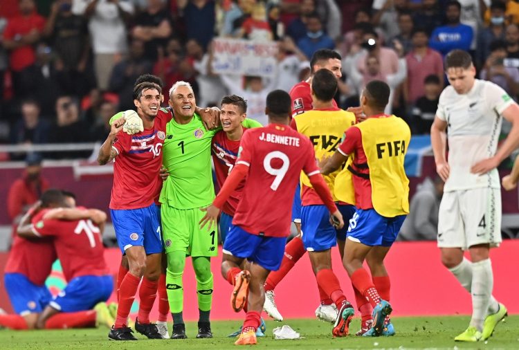 Costa Rica se convirtió el pasado 14 de junio en el último equipo clasificado al Mundial de Catar 2022 al vencer por 1-0 a Nueva Zelanda y estará en el Grupo D con España, Alemania y Japón. Foto de archivo. EFE/EPA/Noushad Thekkayil