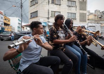 Aprender música en la calle, un regalo para niños de una barriada de Caracas