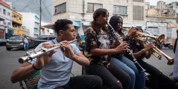 Aprender música en la calle, un regalo para niños de una barriada de Caracas