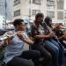 Aprender música en la calle, un regalo para niños de una barriada de Caracas