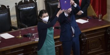 Chile recibe la propuesta constitucional y se prepara para un histórico plebiscito
