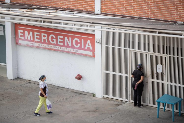 Trabajadoras de la salud llegan al Hospital Ana Francisca Pérez de León II en Caracas (Venezuela), en una fotografía de archivo. EFE/ Rayner Peña R.