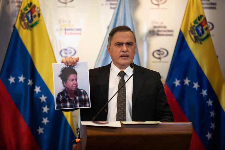El fiscal general de Venezuela, Tarek William Saab, muestra una foto de Maxiorisol Cumare durante una rueda de prensa en el Ministerio Público en Caracas (Venezuela), el 6 de julio de 2022. EFE/Rayner Peña R.