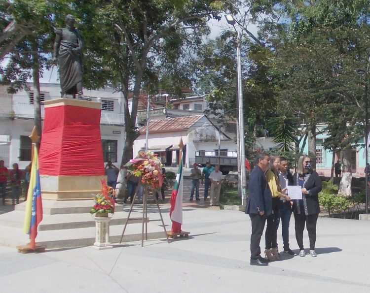 Las ofrendas al Bolívar pedestre de Betijoque y entrega de reconocimiento a la oradora de orden.