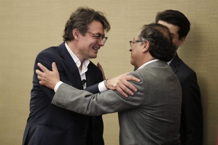 Fotografía de archivo fechada el 17 de junio de 2022 que muestra al presidente electo, Gustavo Petro (d), mientras saluda a Alejandro Gaviria (i), durante una reunión en Bogotá (Colombia). EFE/ Carlos Ortega