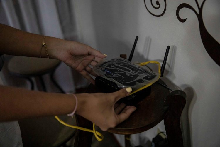 Una mujer manipula los equipos de internet del servicio de la Compañía Anónima Nacional Teléfonos de Venezuela (Cantv) en Caracas (Venezuela), en una fotografía de archivo. EFE/Rayner Peña R.